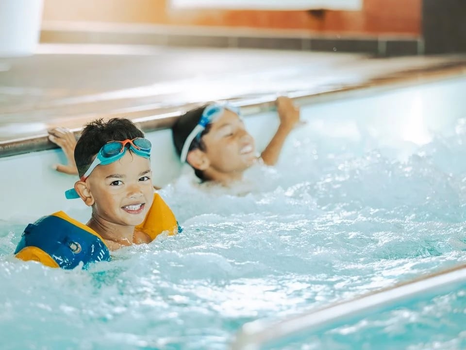 Existe-t-il des activités dédiées aux enfants lors d'un séjour dans des campings de luxe ?