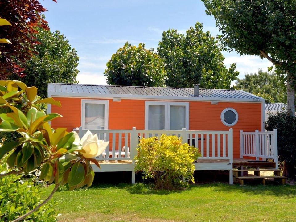 Pourquoi la haute saison est-elle prisée pour un séjour dans un camping de luxe ?