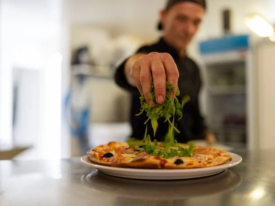 Quels services de restauration peut-on trouver dans un camping haut de gamme ?