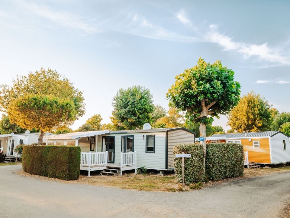 Les tarifs d'un séjour dans un camping de luxe varient-ils selon la période ?