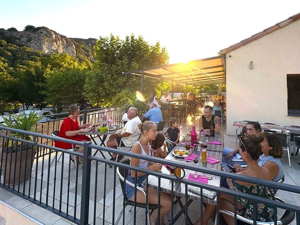 Peut-on trouver des campings nature ou plus animés en Ardèche ?