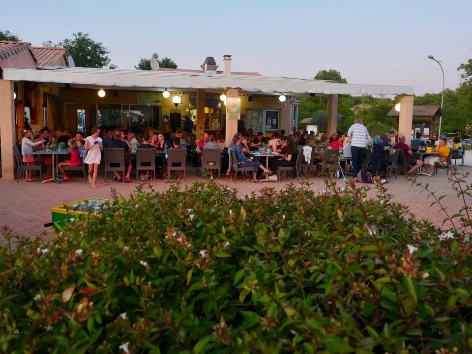 Peut-on profiter d'un camping en Ardèche durant les vacances de la Toussaint ?