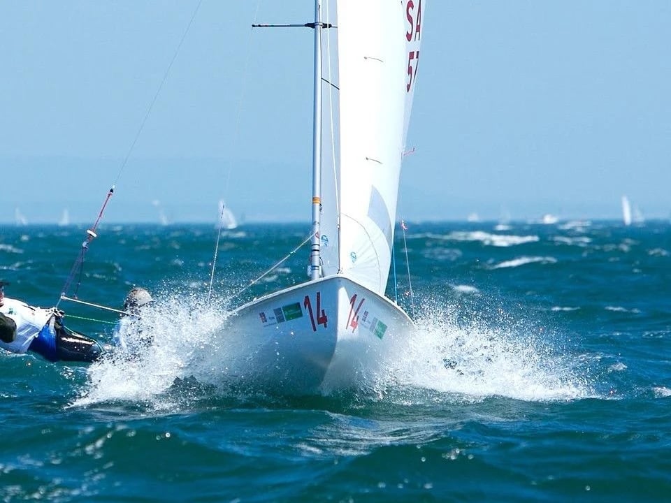 En quoi un camping en bord de mer offre-t-il un accès privilégié aux activités nautiques ?