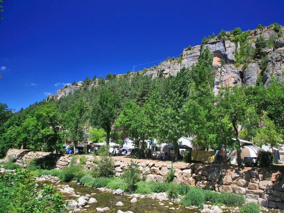 Comment l’altitude influence-t-elle le confort d’un camping dans les Gorges du Tarn ?