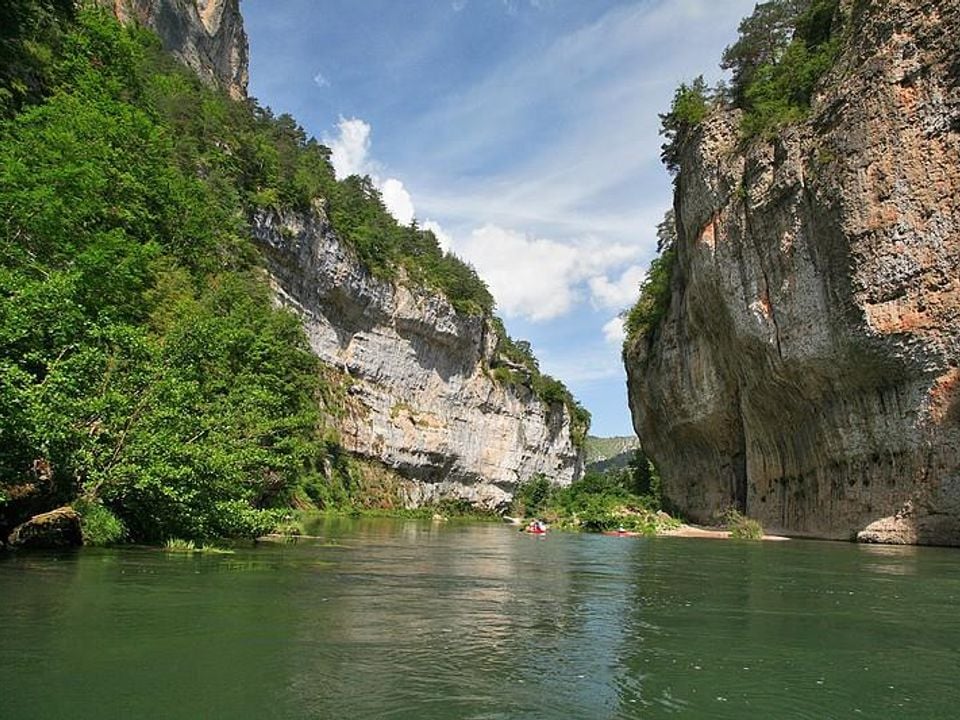 Qu’est-ce qui rend le camping dans les Gorges du Tarn unique par rapport aux autres destinations françaises ?