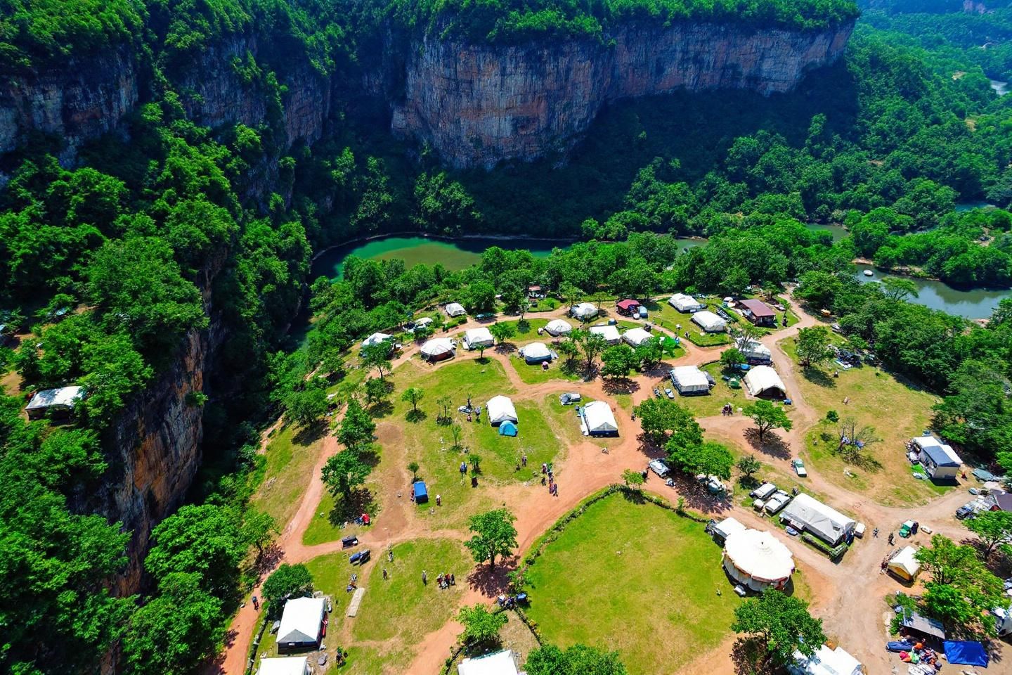 Les emplacements de camping dans les Gorges du Verdon sont-ils spacieux ?
