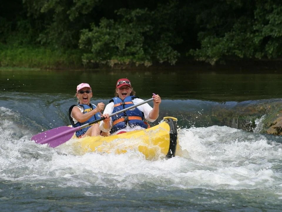 Le camping dans l’Hérault convient-il aux amateurs de sports nautiques ?