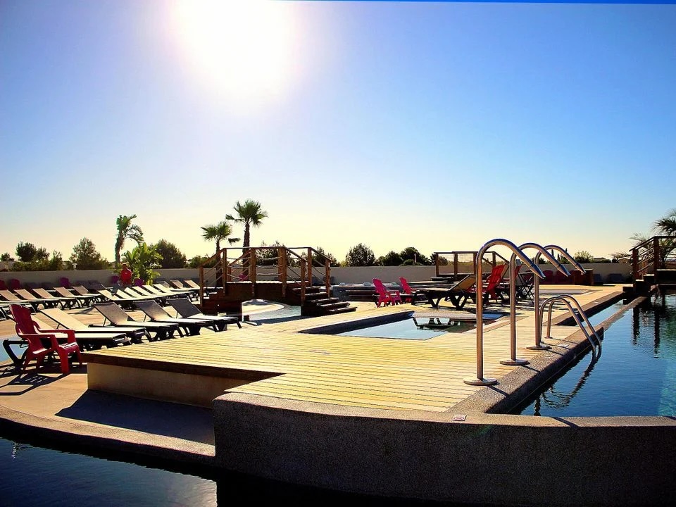 Quelle période choisir pour un camping dans l’Hérault avec moins d’affluence ?