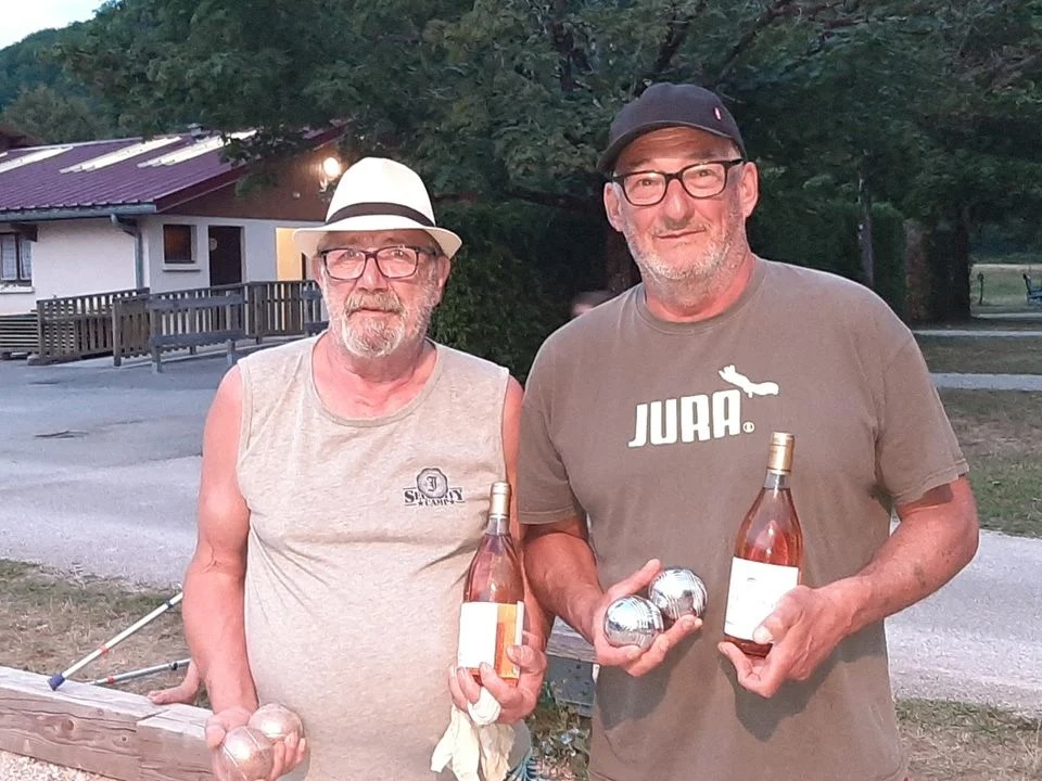 Les seniors peuvent-ils profiter confortablement d’un camping dans le Jura ?