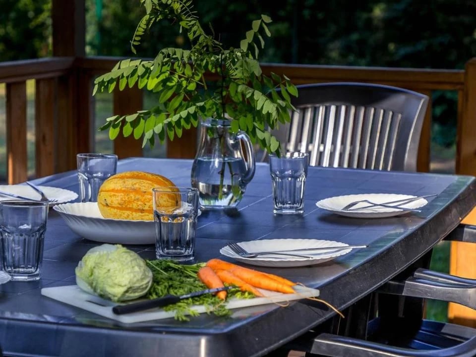 Quel est le tarif moyen d'une nuitée en camping dans le Luberon en haute saison ?