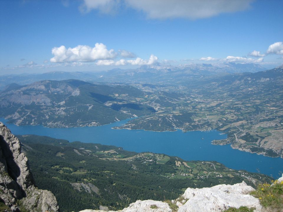 Le camping en montagne est-il plus cher que le camping en bord de mer ?