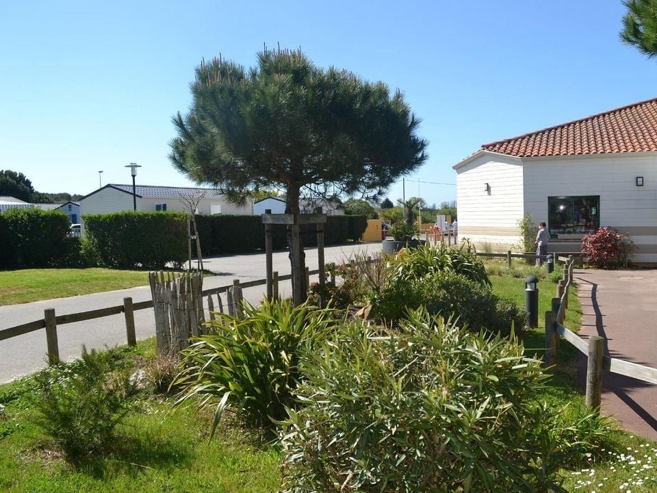 Le camping avec parc aquatique est-il adapté aux personnes qui recherchent le calme ?