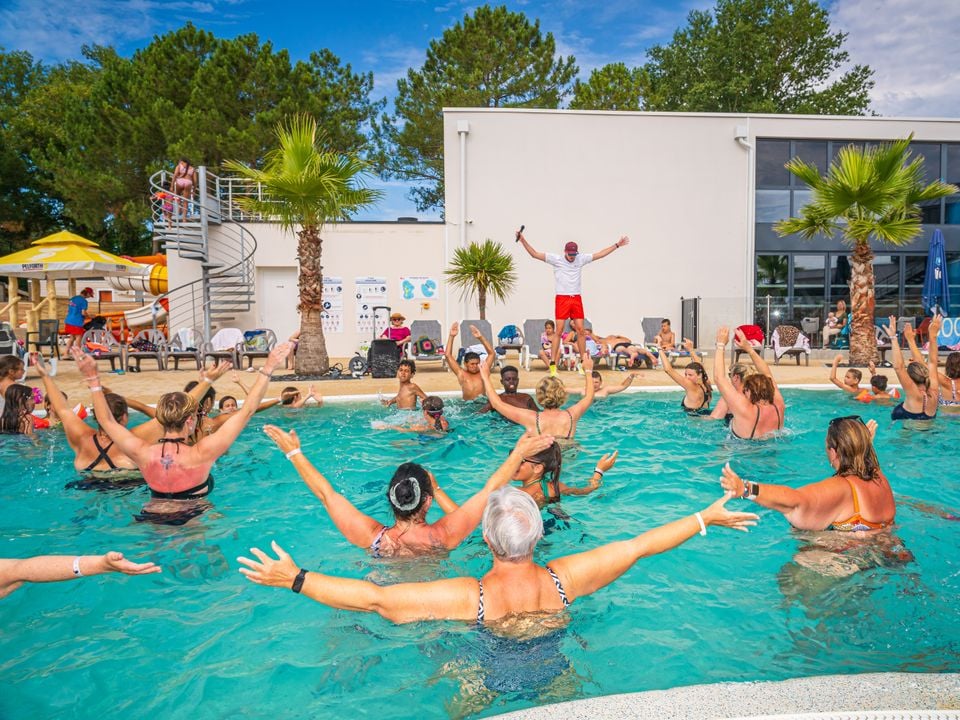 En quoi un camping avec parc aquatique permet-il de mieux occuper les journées sur place ?