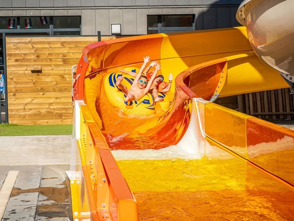 Pourquoi un camping avec parc aquatique séduit-il autant les enfants ?