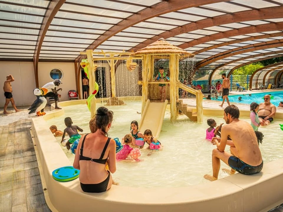 Les campings avec toboggans aquatiques proposent-ils des cours de natation ou d'aquagym ?