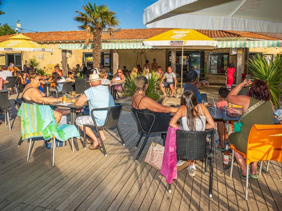 Un camping avec parc aquatique répond-il aux attentes des groupes d’amis ?