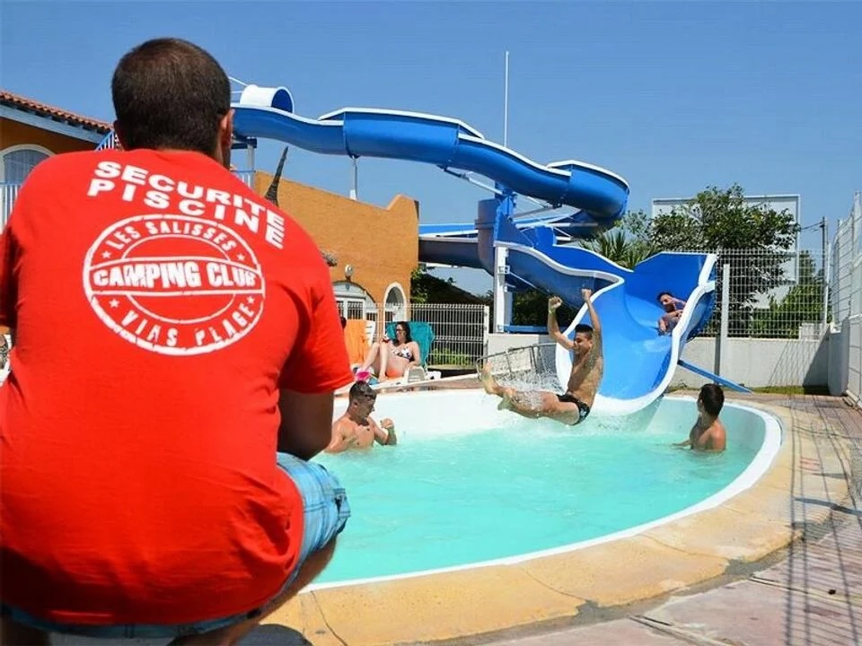 Y a-t-il des services de premiers soins disponibles dans un camping avec toboggans aquatiques ?