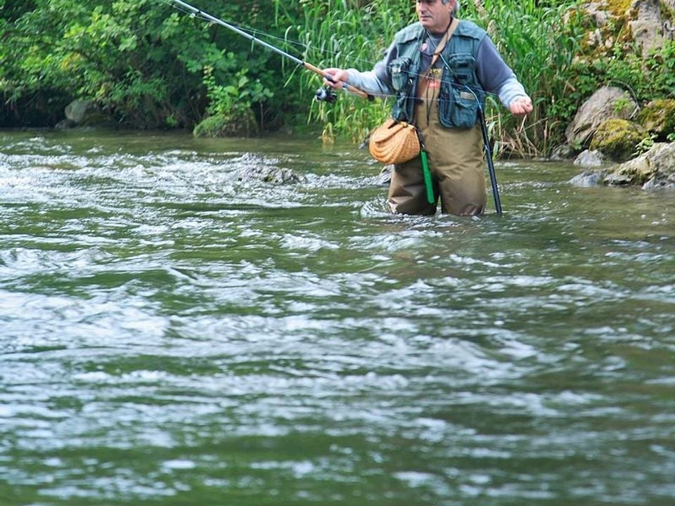 Peut-on pratiquer la pêche lors d'un séjour en camping au bord du lac ?