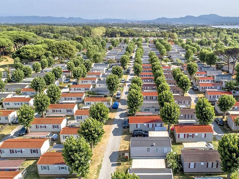 Quels types d’hébergements peut-on trouver dans un camping 5 étoiles en Provence-Alpes-Côte d’Azur ?