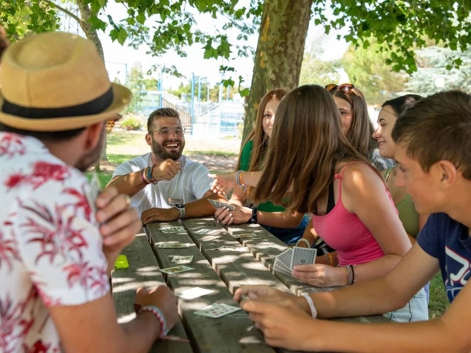 Quelles activités peut-on pratiquer en famille lors d'un séjour en camping aux Sables-d'Olonne ?