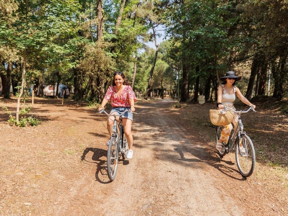 Peut-on faire des balades à pied ou à vélo pendant un camping aux Sables-d'Olonne ?