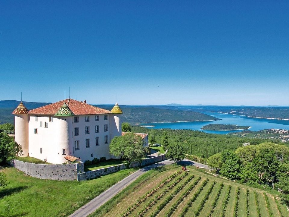 Peut-on trouver des campings en bord de mer dans le Var ?