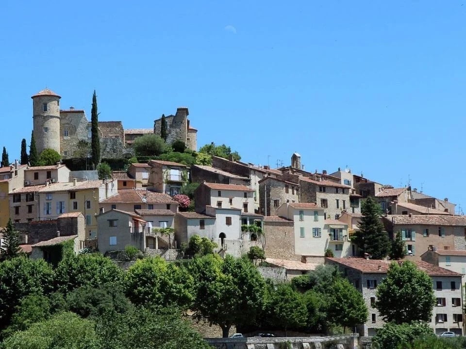 Le printemps est-il une bonne saison pour profiter d’un camping dans le Var sans affluence ?