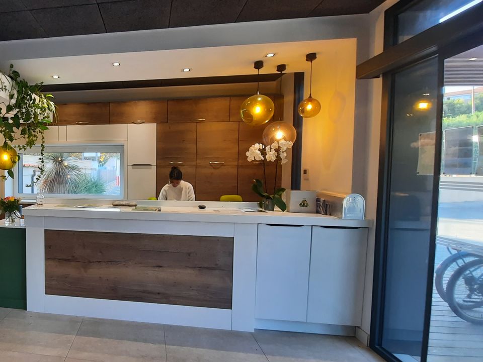 Les offres de dernière minute sont-elles avantageuses pour un camping dans le Var ?