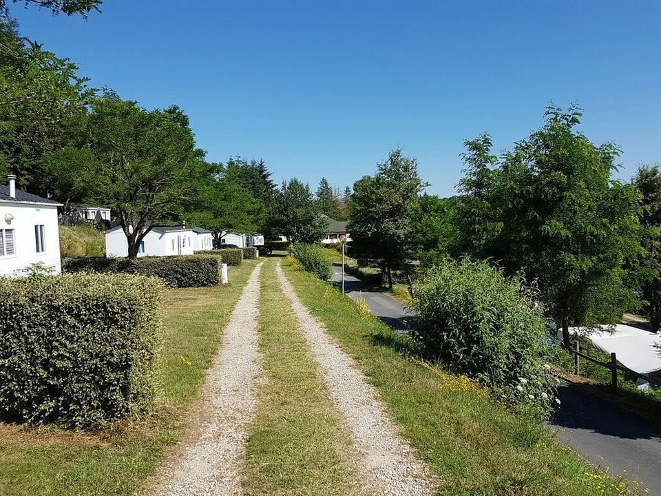 France - Sud Ouest - Pont de Sallars - Camping Les Terrasses du Lac, 4*