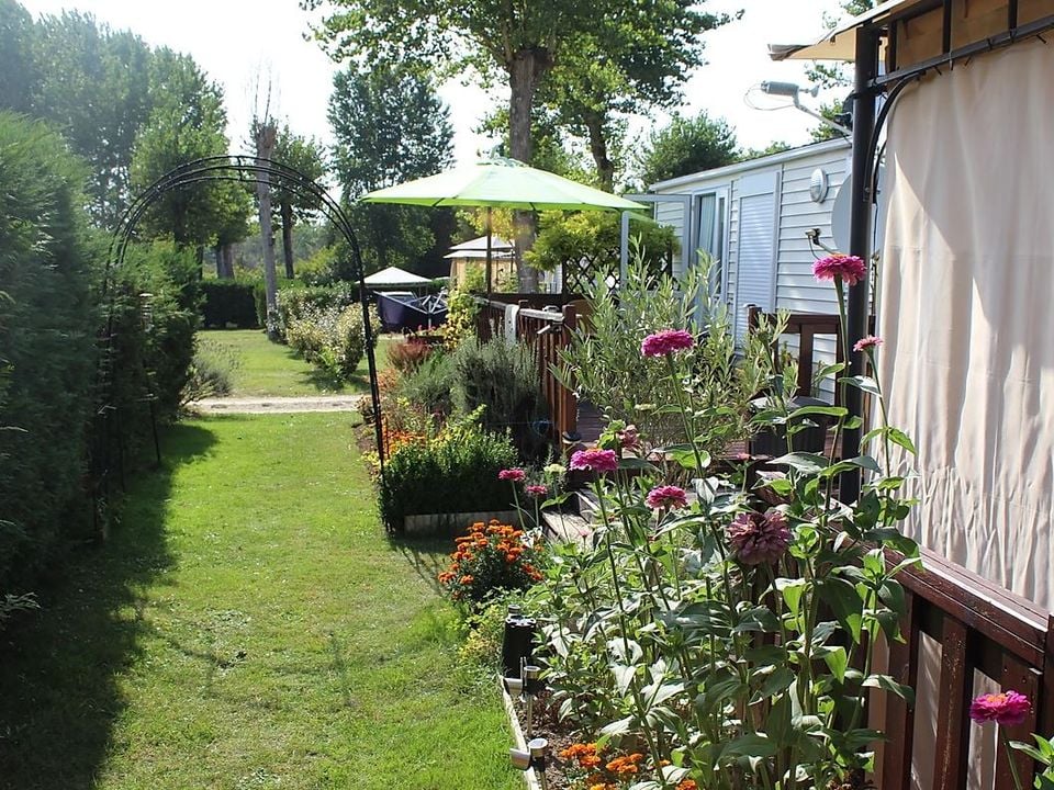 Camping L'Etang Bleu, Vieux Mareuil, Sud Ouest, France avec Voyages