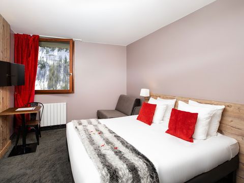 CHAMBRE 2 personnes - Chambre double fauteuil lit supérieure.