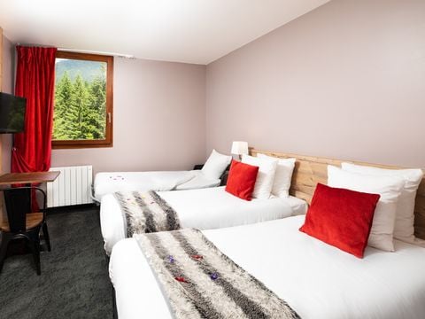 CHAMBRE 4 personnes - Chambre Quadruple familale (Séjour + Petit-déjeuner)