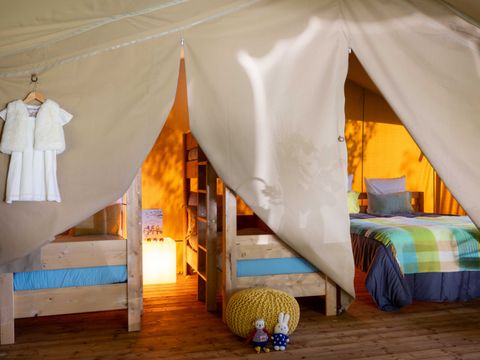 Tente en toile et en bois 4 personnes - Safari Lodge - 2 chambres + Frigidaire + Terrasse