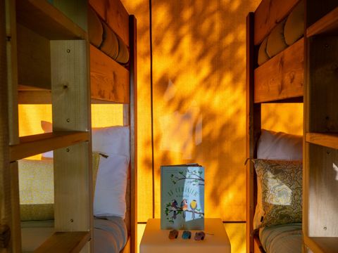 Tente en toile et en bois 4 personnes - Safari Lodge - 2 chambres + Frigidaire + Terrasse