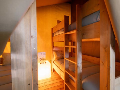 Tente en toile et en bois 4 personnes - Safari Lodge - 2 chambres + Frigidaire + Terrasse