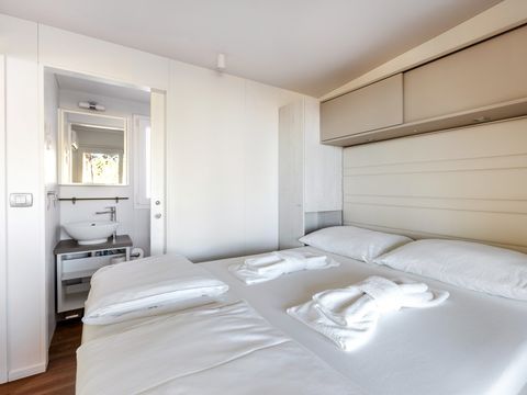 Mobilhome 6 personnes - Mobil-home | Comfort XL | 2 Ch. | 4/6 Pers. | Terrasse surélevée | 2 SDB | Clim. | TV