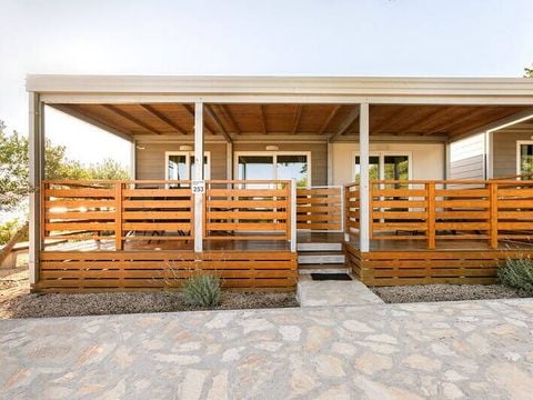 BUNGALOW 6 personnes - Mobil-home | Comfort | 2 Ch. | 4/6 Pers. | Terrasse surélevée | 2 SDB | Clim. | TV