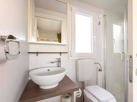 Bungalow 6 personnes - Mobil-home | Comfort | 2 Ch. | 4/6 Pers. | Terrasse surélevée | 2 SDB | Clim. | TV