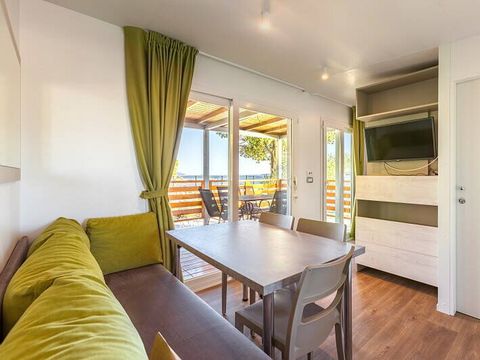 Bungalow 6 personnes - Mobil-home | Comfort | 2 Ch. | 4/6 Pers. | Terrasse surélevée | 2 SDB | Clim. | TV