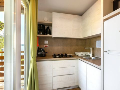 Bungalow 4 personnes - Mobil-home | Comfort | 2 Ch. | 4 Pers. | Terrasse surélevée | 2 SDB | Clim. | TV