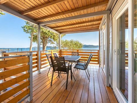 Bungalow 4 personnes - Mobil-home | Comfort | 2 Ch. | 4 Pers. | Terrasse surélevée | 2 SDB | Clim. | TV
