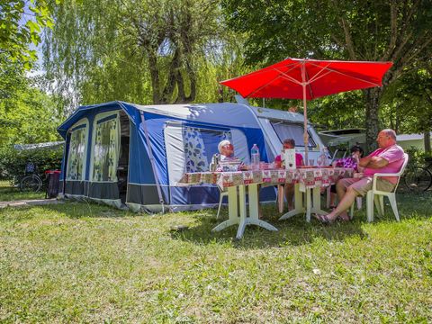 Emplacement - Emplacement Confort (tente, caravane ou camping-car - électricité 10A - superficie moyenne 120m²)