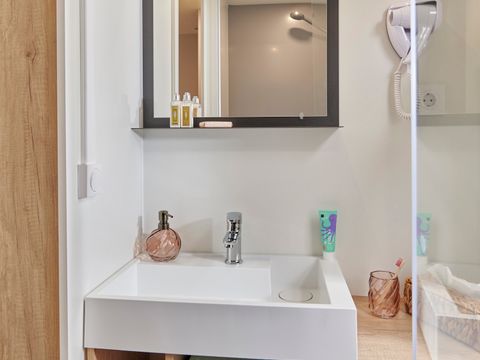 MOBILHOME 6 personnes - Luxe SPA - 2 chambres - 2 salles de bains - 2 WC - CLIM - TV + Lave vaisselle + Jacuzzi