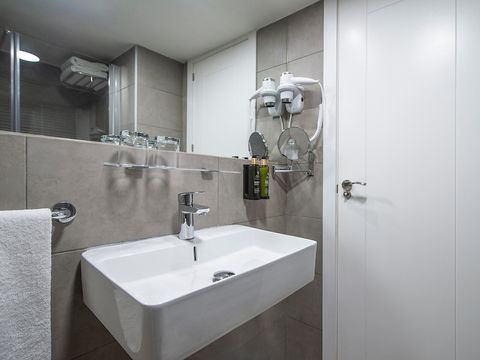CHAMBRE 2 personnes - CHAMBRE DOUBLE - VUE PISCINE - BALCON