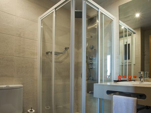 CHAMBRE 2 personnes - CHAMBRE DOUBLE - BALCON - PETIT-DÉJEUNER INCLUS