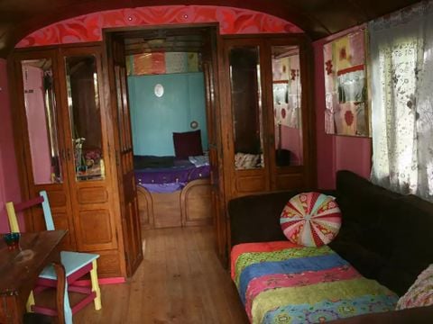 CHALET 2 personnes - Roulotte avec sanitaire 1ch 2 pers