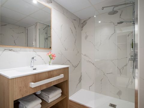 Chambre 3 personnes - CHAMBRE DOUBLE + LIT D'APPOINT - BALCON - PETIT-DÉJEUNER INCLUS