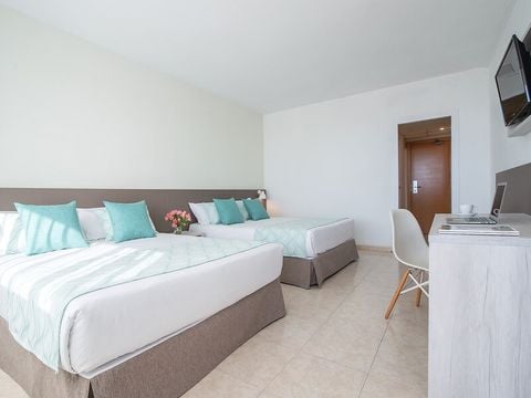 Chambre 4 personnes - QUADRUPLE - BALCON - PETIT-DÉJEUNER INCLUS