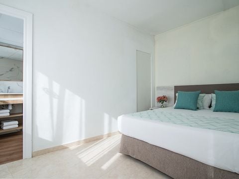 Chambre 4 personnes - QUADRUPLE SUPÉRIEUR - 2 ESPACES - BALCON - PETITDÉJEUNER INCLUS
