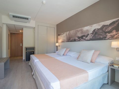 CHAMBRE 4 personnes - Chambre Familiale - 3 adultes + 1 enfant (-12 ans) - balcon